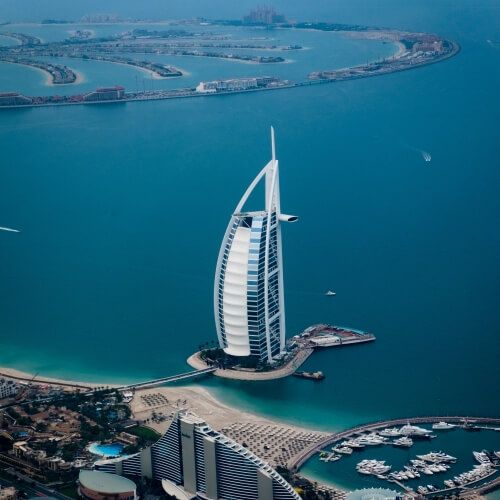 Vista aérea del bruj al arab y una de las islas artificiales con forma de palmeraen Dubái