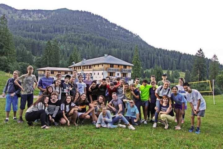 Grupo de jóvenes de un campamento de verano en Alemania frente a la reidencia y campus donde se reliza el camp en los Alpes Bávaros