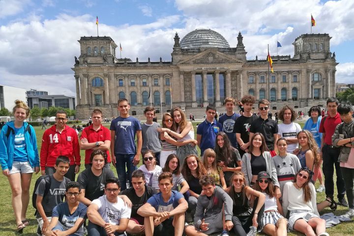 Grupo de jóvenes frente al parlamento Alemán, en una excursión de un campamento de verano en Alemania